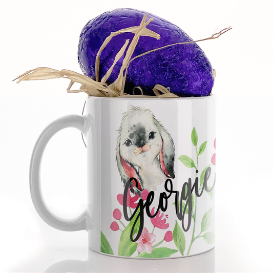 Personalisierte Tasse mit stilvollem Text und niedlichem Hasen und rosa Blumen