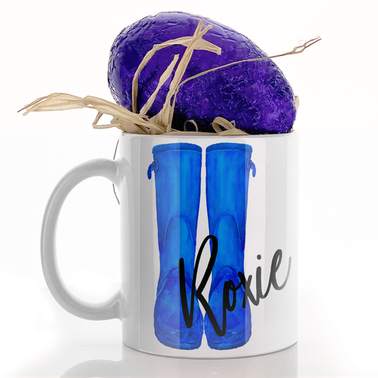 Personalisierte Tasse mit stilvollem Text und Blattkuh und blauen Gummistiefeln