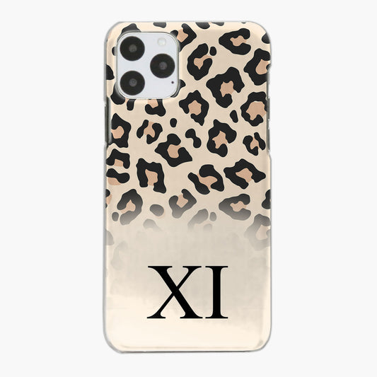 Personalisiertes Apple iPhone Hard Case mit schwarzer Initiale auf weißem Leopardenmuster