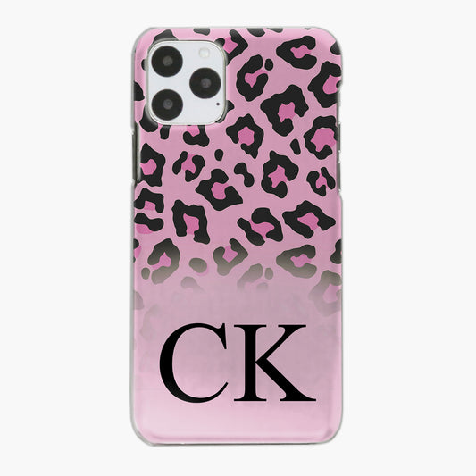 Personalisiertes Apple iPhone Hard Case mit schwarzer Initiale auf rosa Leopardenmuster