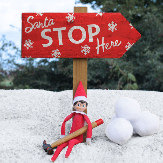 Gartenschild „Santa Please Stop Here“, festliches Rot mit Schneeflocke