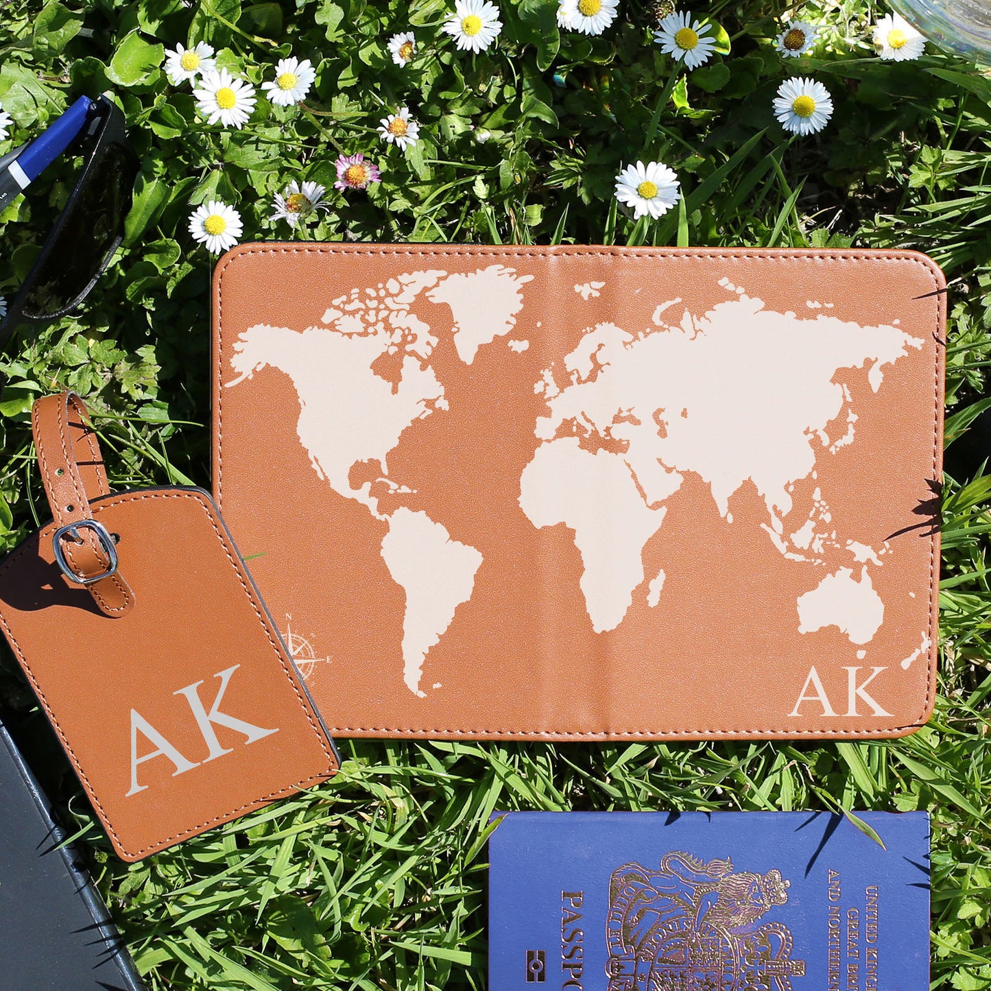 Personalisierte Reisepasshülle und Anhänger mit grauer Weltkarte und Text – Braun