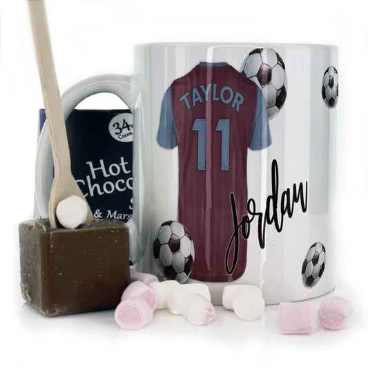 Personalisierte Tasse mit stilvollem Text und weinrotem und blauem Hemd mit blauem Namen und Nummer