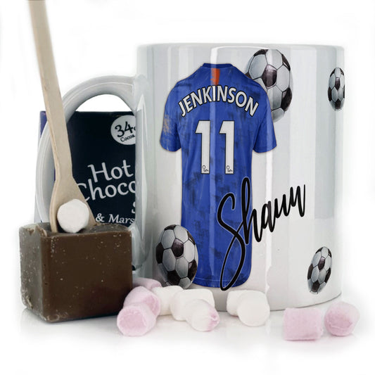 Personalisierte Tasse mit stilvollem Text und gemustertem blauem Hemd mit Namen und Nummer