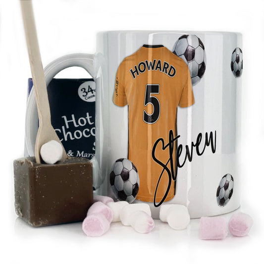 Personalisierte Tasse mit stilvollem Text und orange-schwarzem T-Shirt mit Namen und Nummer