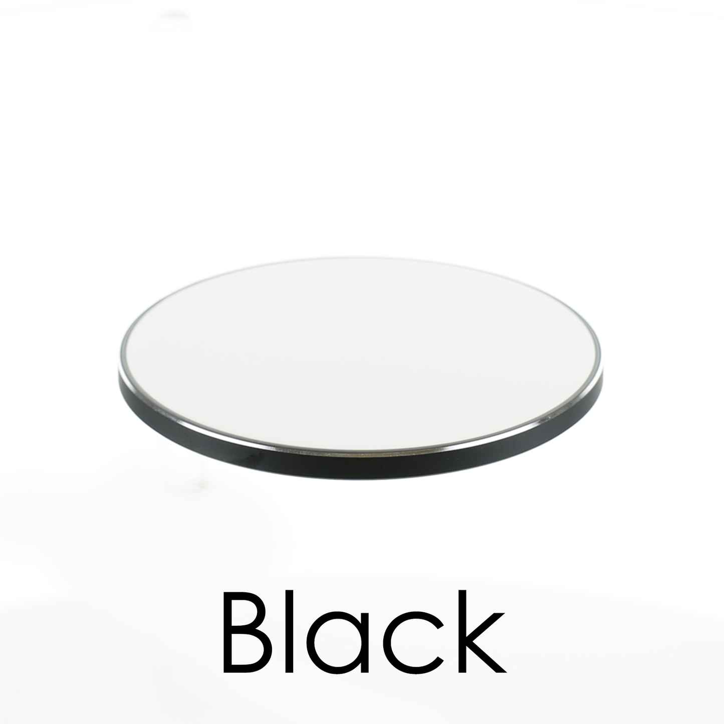 Personalisiertes kabelloses Ladegerät mit stilvollem Text und herzbetonter Linie auf schwarzem Marmor
