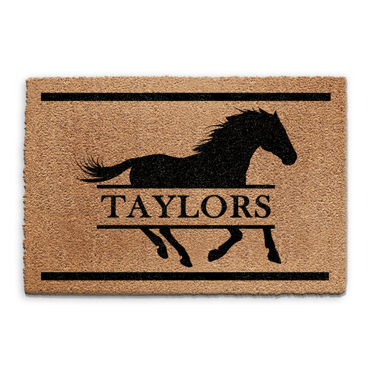 Personalisierte Fußmatte mit rennendem Pferd und Familiennamen