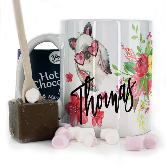 Personalisierte Tasse mit stilvollem Text und Herzbrille, Hase und roten Blumen