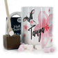 Personalisierte Tasse mit stilvollem Text und Kaugummi-Kuh und rosa Blumen