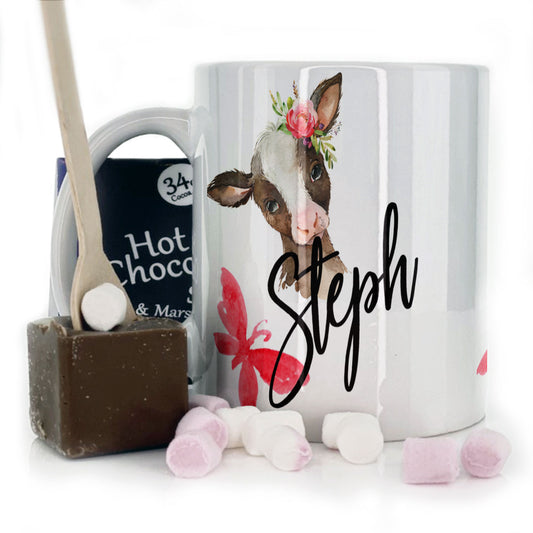 Personalisierte Tasse mit stilvollem Text und rosa Blume, brauner Kuh und rotem Schmetterling