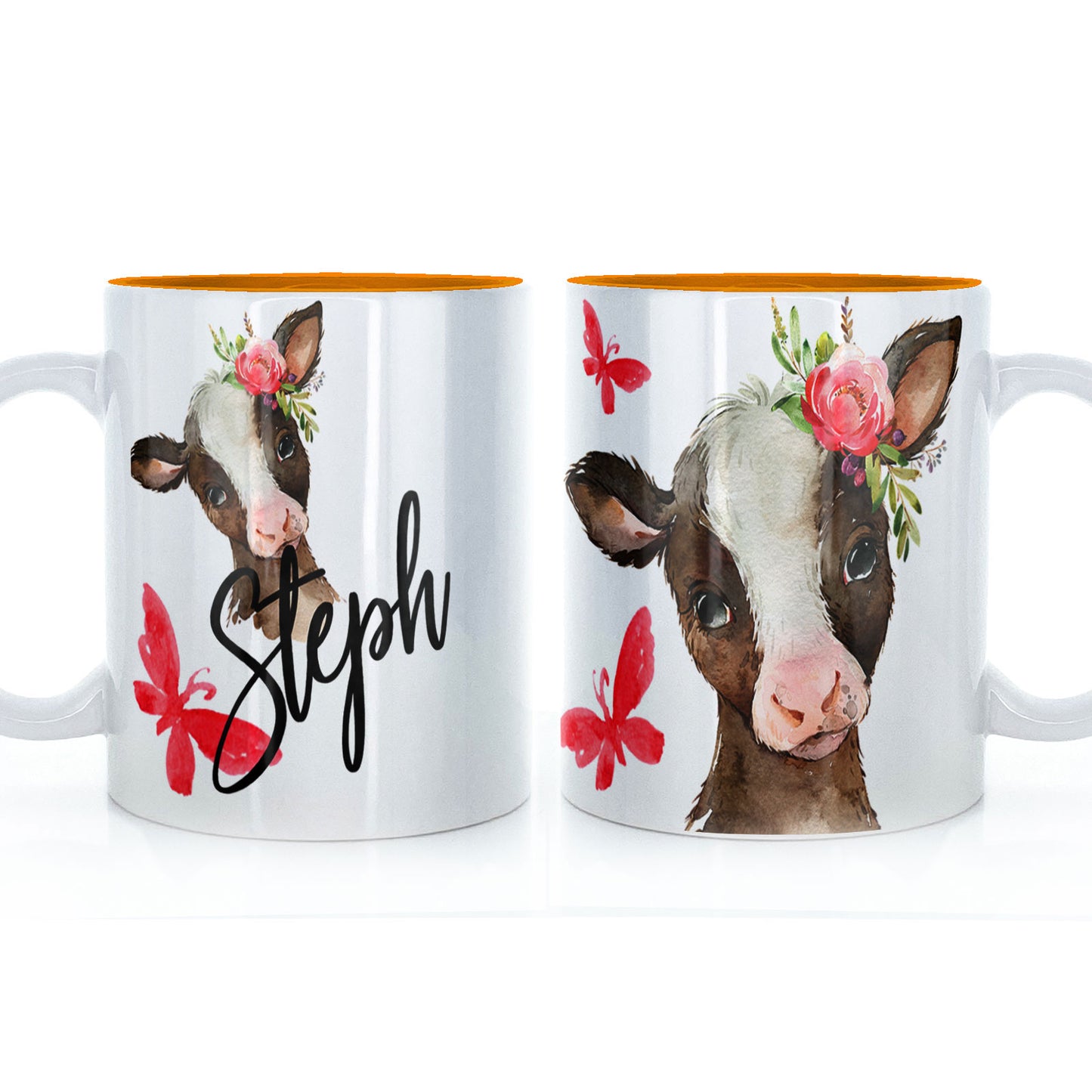 Personalisierte Tasse mit stilvollem Text und rosa Blume, brauner Kuh und rotem Schmetterling