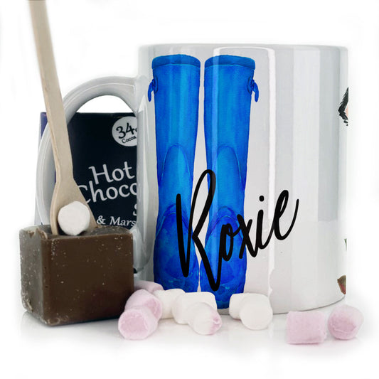 Personalisierte Tasse mit stilvollem Text und Blattkuh und blauen Gummistiefeln