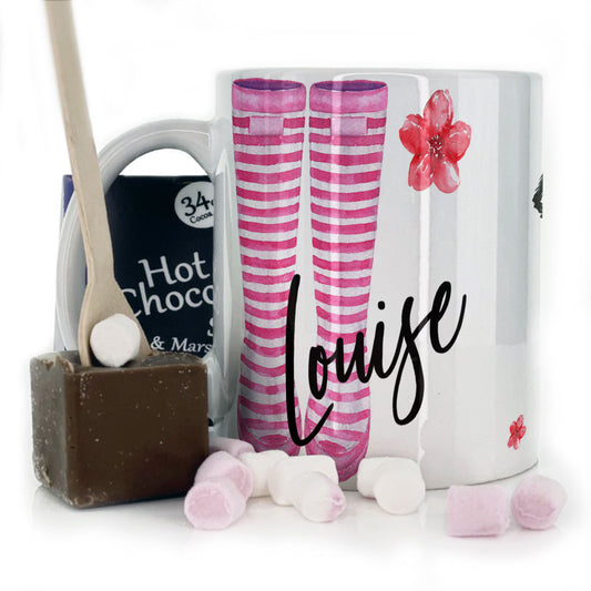 Personalisierte Tasse mit stilvollem Text und rosa Blumen- und kuhrosa gestreiften Gummistiefeln