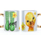 Personalisierte Tasse mit stilvollem Text und gelbem Blumen-Entlein und grün gestreiften Gummistiefeln