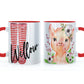 Personalisierte Tasse mit stilvollem Text und weißem Blumenschwein und rot gestreiften Gummistiefeln