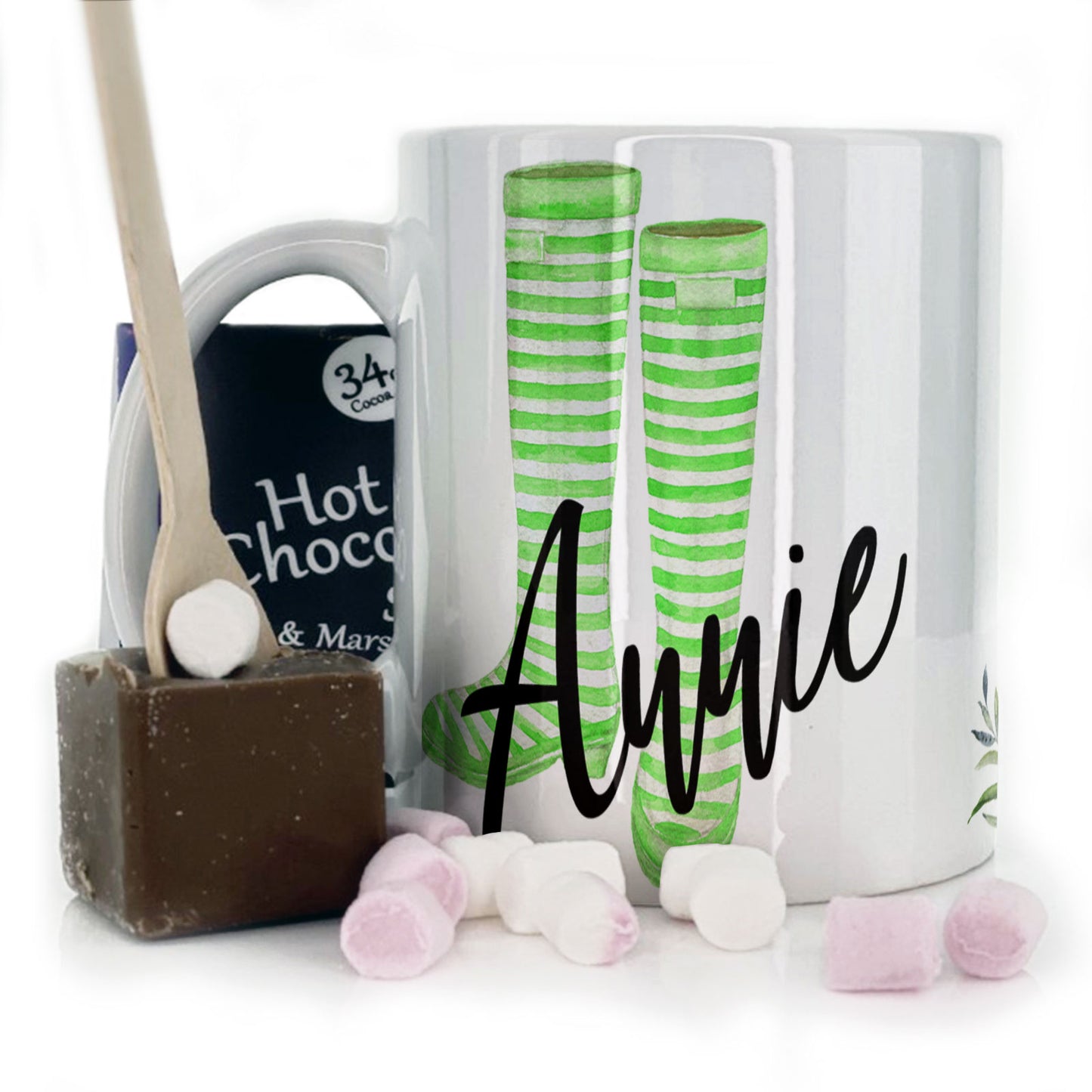 Personalisierte Tasse mit stilvollem Text und weißem Blumenlamm und grün gestreiften Gummistiefeln