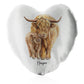 Personalisiertes Glitzer-Herzkissen mit Begrüßungstext und entspannenden Highland-Kühen für Mama und Baby