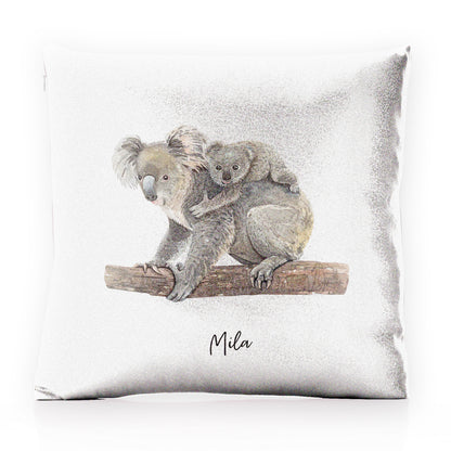 Personalisiertes Glitzerkissen mit Begrüßungstext und umarmenden Mama und Baby-Koalas