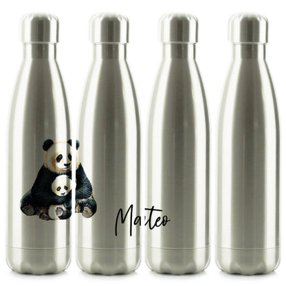 Personalisierte Cola-Flasche mit Begrüßungstext und entspannenden Mama- und Baby-Pandas