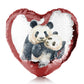 Personalisiertes Pailletten-Herzkissen mit Begrüßungstext und umarmenden Mama- und Baby-Pandas