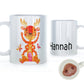 Personalisierte Tasse mit kindlichem Text und orange gestreiftem Monster mit Geweih