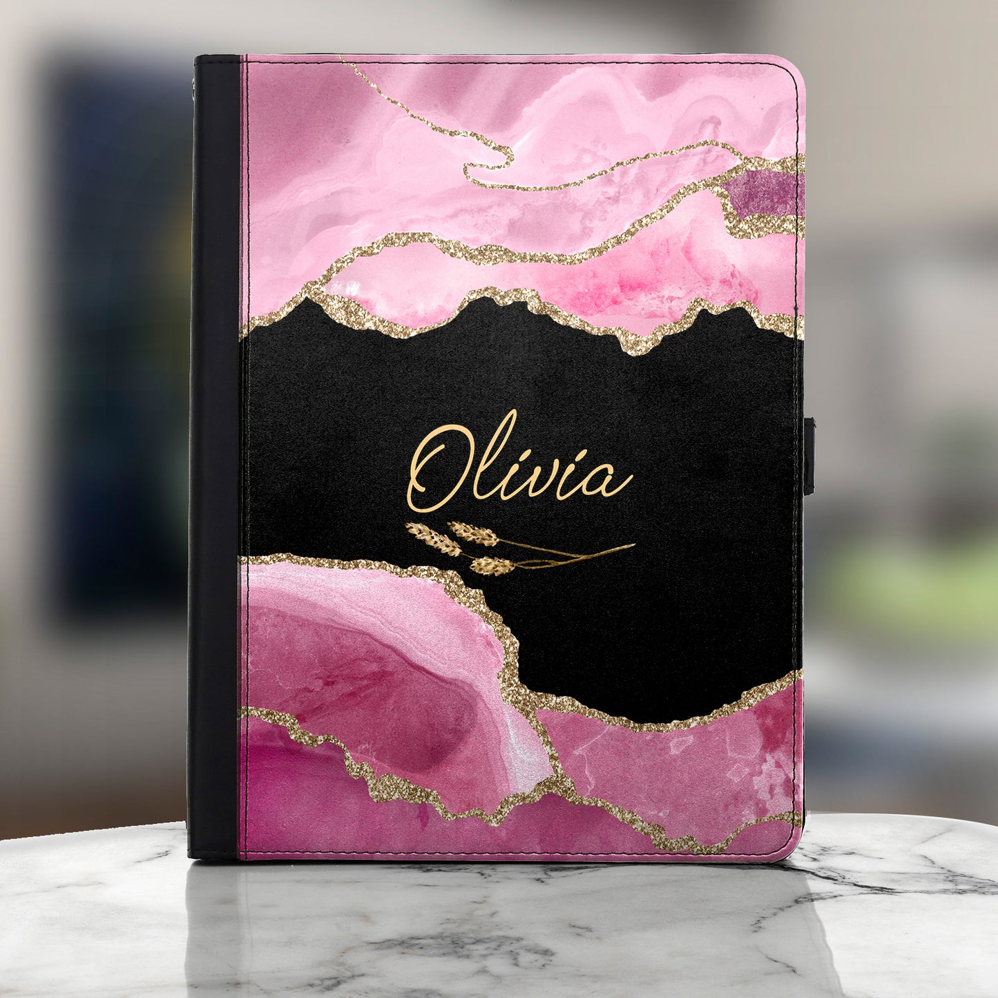 Personalisierte Pflaumen-Universal-Tablet-Hülle aus Leder mit rosa Wirbelmarmor